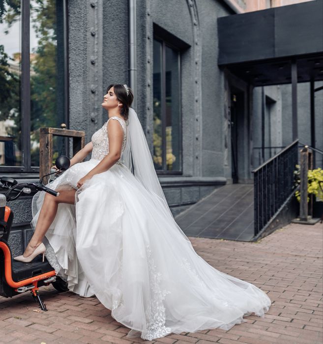 Весільна сукня зі шлейфом