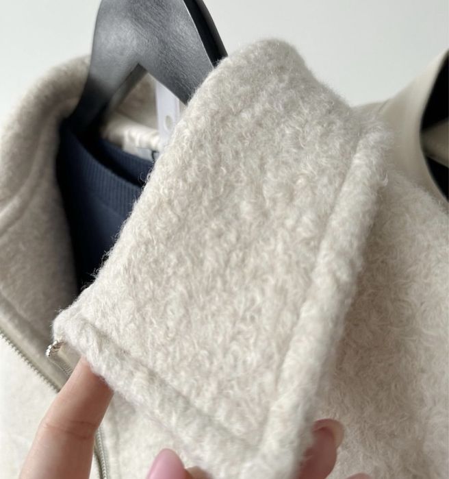 Бомбер у молочному кольорі