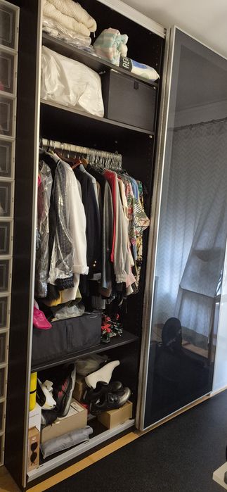 Roupeiro IKEA PAX em preto com portas de vidro negro