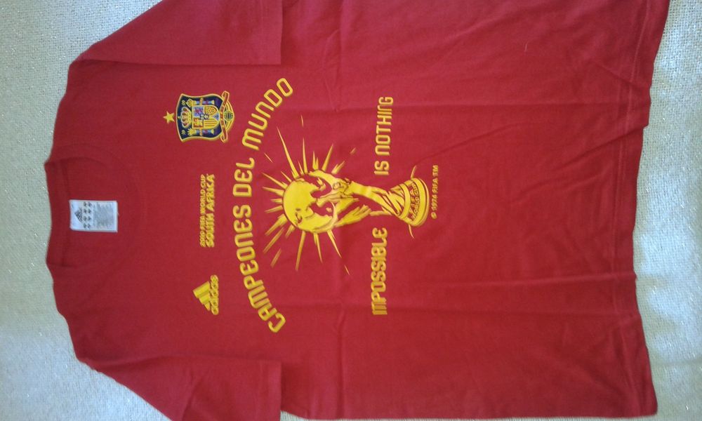 Camisola algodão, marca adidas, Oficial, alusiva ao campeão mundial de 2010 Espanha, África Sul. Como nova.
