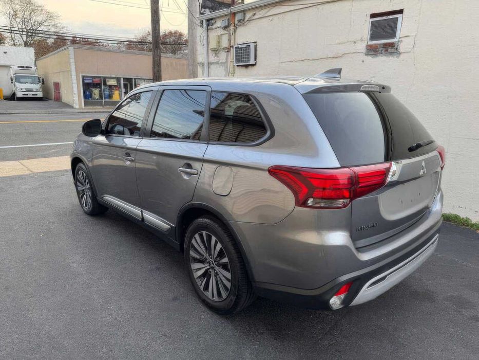 Mitsubishi Outlander      2019