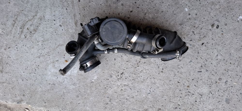 Патрубок повітряного фільтра  ауді A6C5 vw пассат б5 1.8т  038133358L