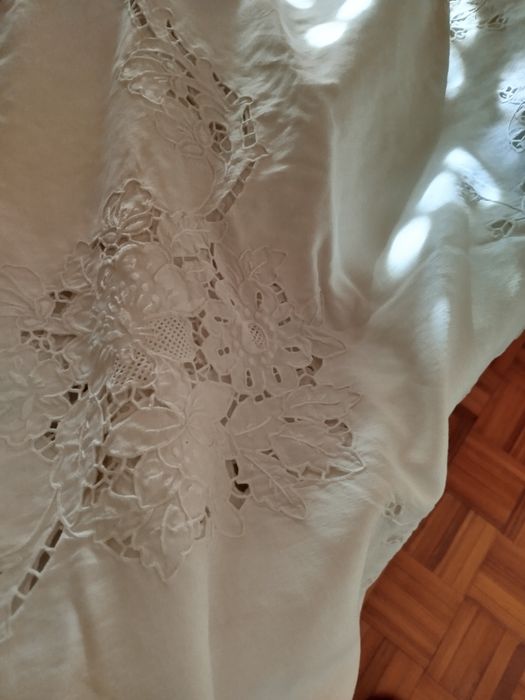 Toalha branca em linho e bordado
