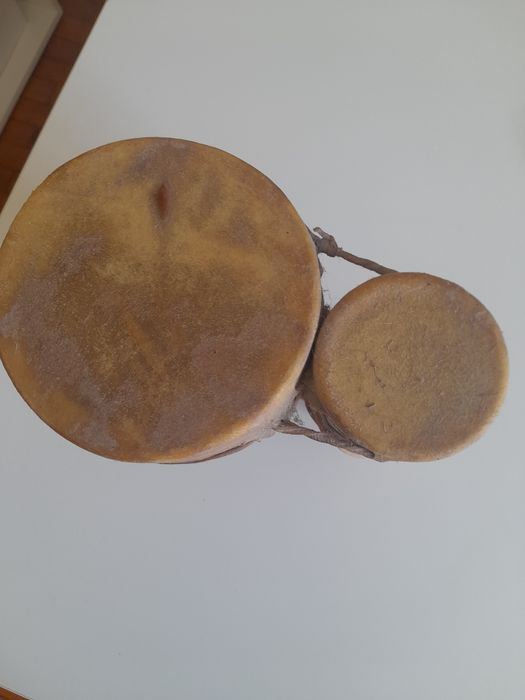 Jambê em pele e loiça