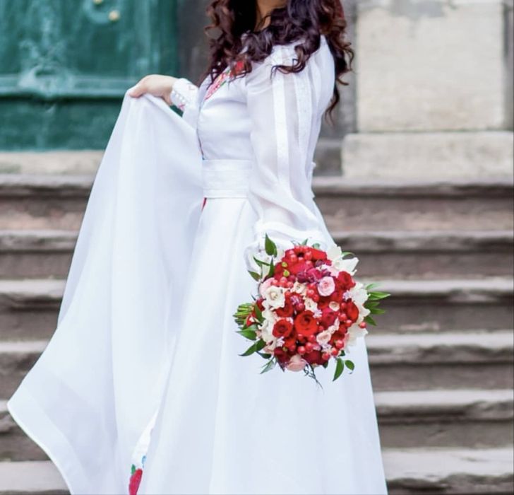 Вишите плаття : верх з шифону і органза, накидка: біле атласне плаття