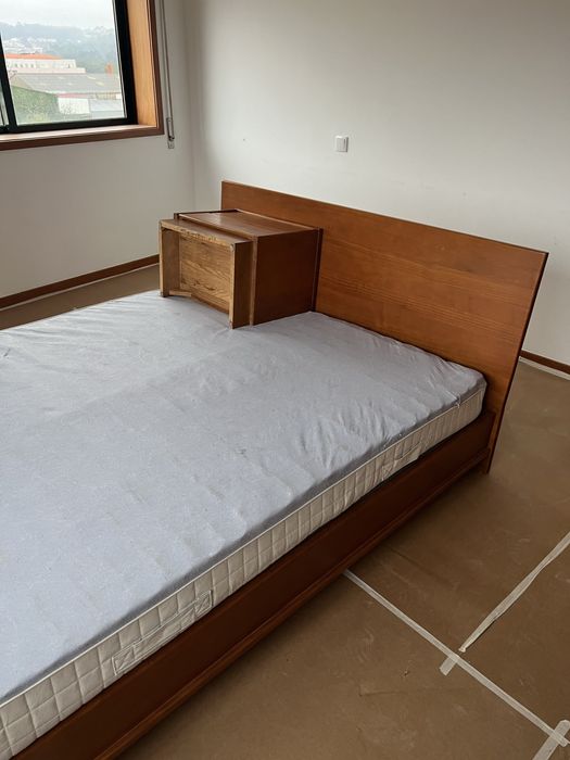 Cama e mesas de cabeceira em madeira de cerejeira
