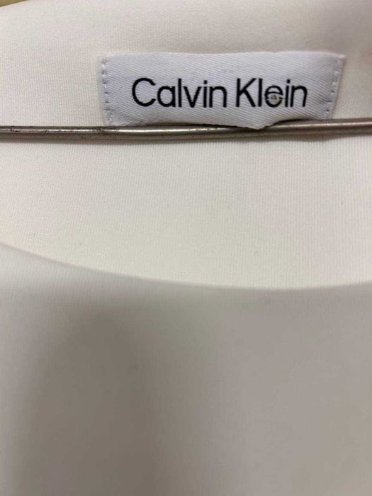 Елегантна сукня Calvin Klein зі стразами на урочистий захід