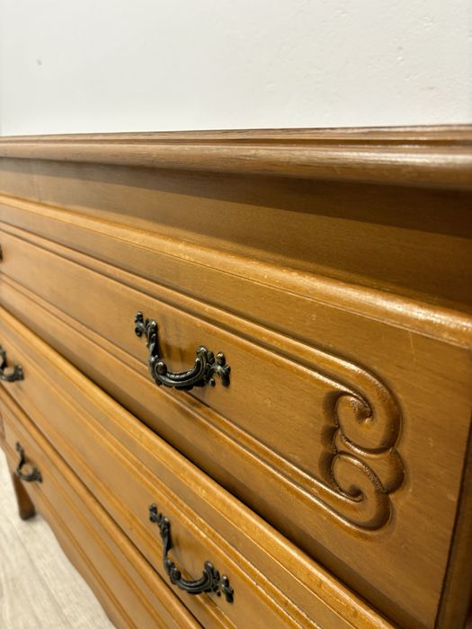 Stylowa jasna komoda dębowa z szufladami