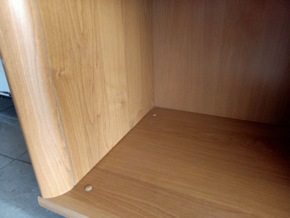 Regał wysoka szafka z półkami