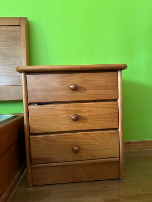 Cama de solteiro em pinho - tudo incluído