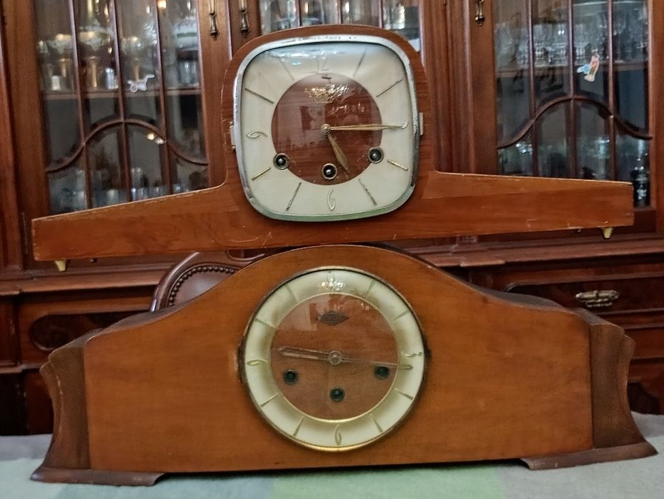 Dois relógios de mesa, a funcionar.