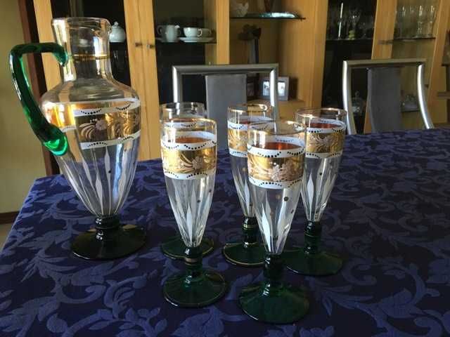 Conjunto copos e jarro antigos