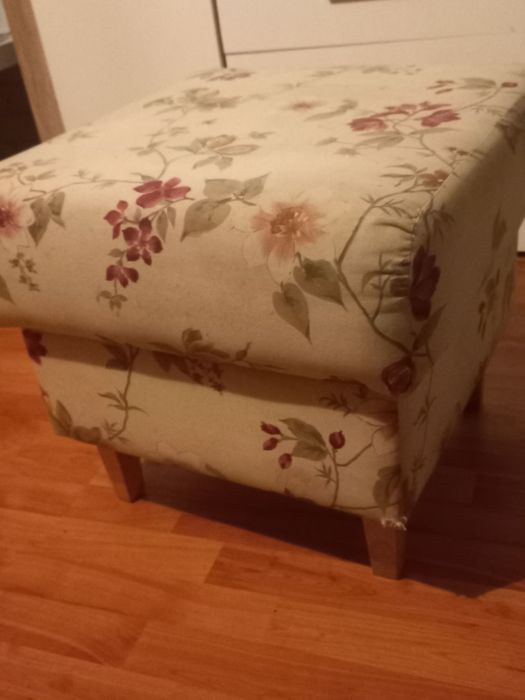 Pufa z nóżkami drewnianymi