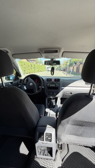 Продаю Volkswagen Golf 1.4 TSI з механічною коробкою передач та турбованим бензиновим двигуном.