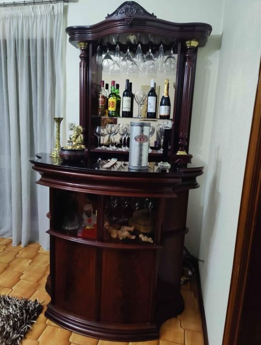 Bar em madeira maciça