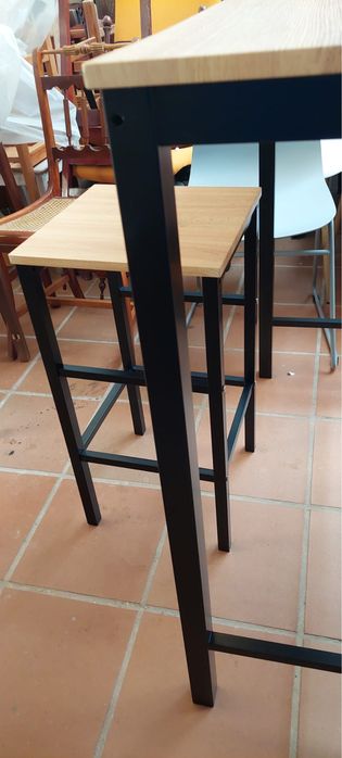 Mesa alta com bancos