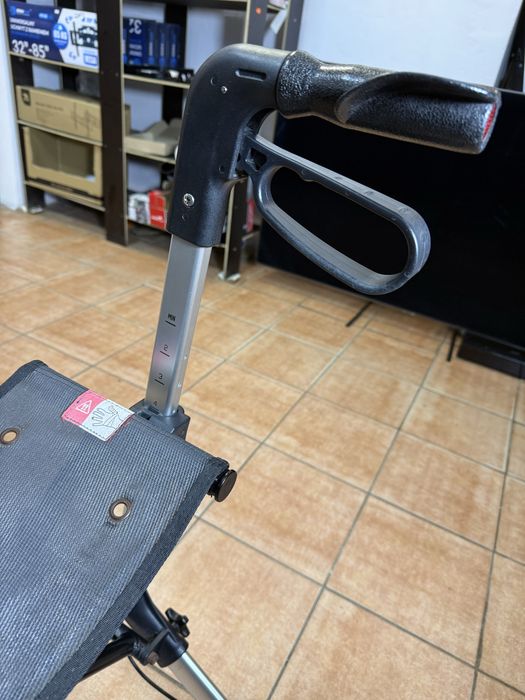 Ролятор ходунки алюмінієві з сидінням дуже легкі ,стан ІДЕАЛЬНИЙ!!!