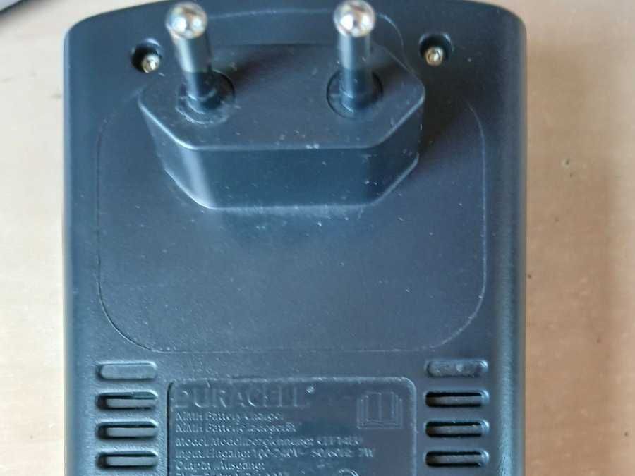 Зарядний пристрій Duracell CEF14 для акумуляторів AA / AAA (Ni-MH)