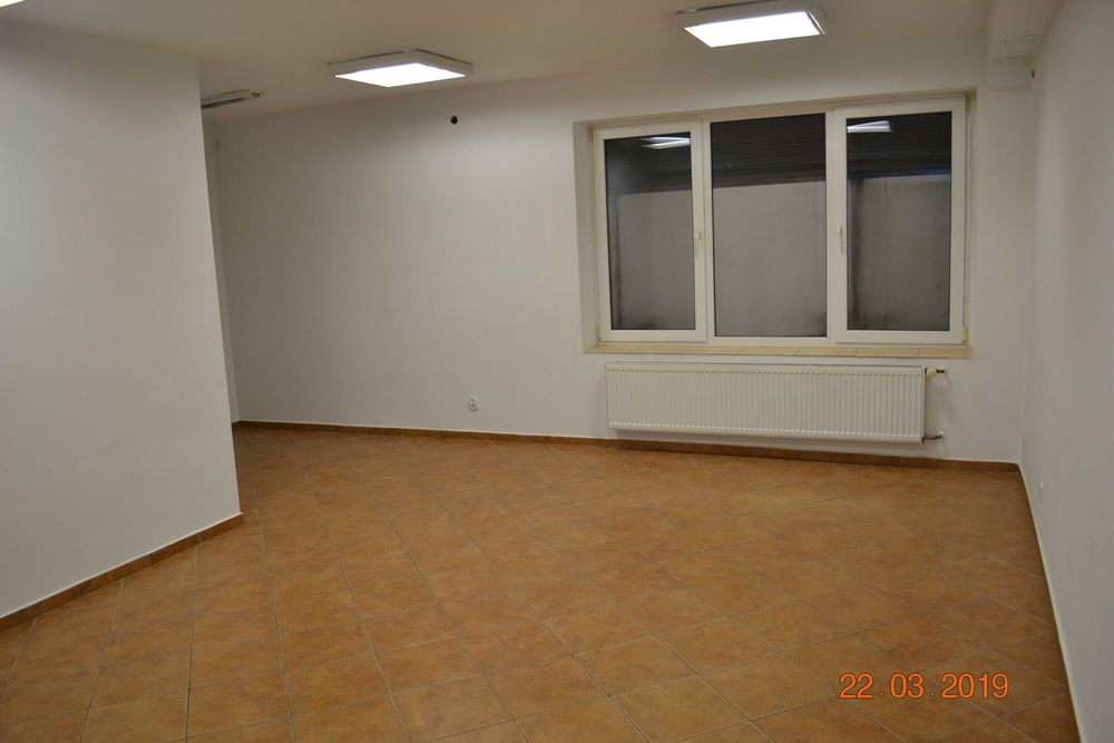 Posiadam do wynajęcia lokal użytkowy w centrum Bytowa , na Parterze  w ciągu handlowym