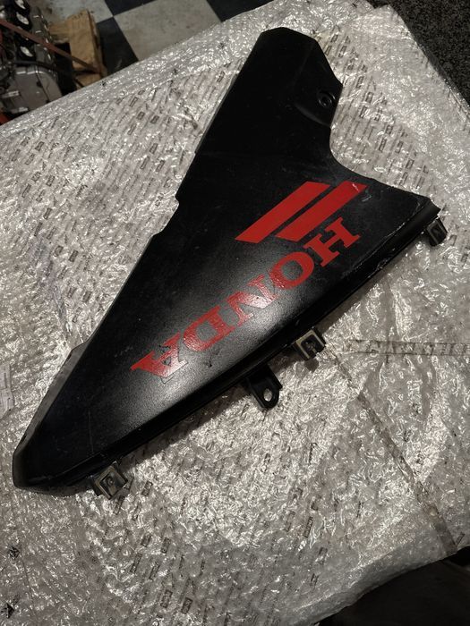HONDA VFR750F VFR Osłona Dolna Prawa Owiewka 64311-MZ7A/0000 N1068
