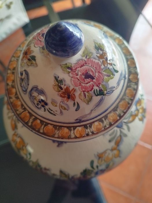Pote decorativo de cerâmica azul e branca