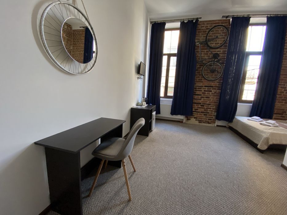 Готель « Ровер» власна парковка , ближній центр, сніданки.