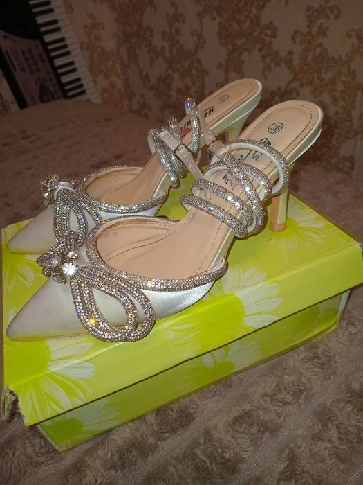 Туфільки з бантиком дуже гарні 36р