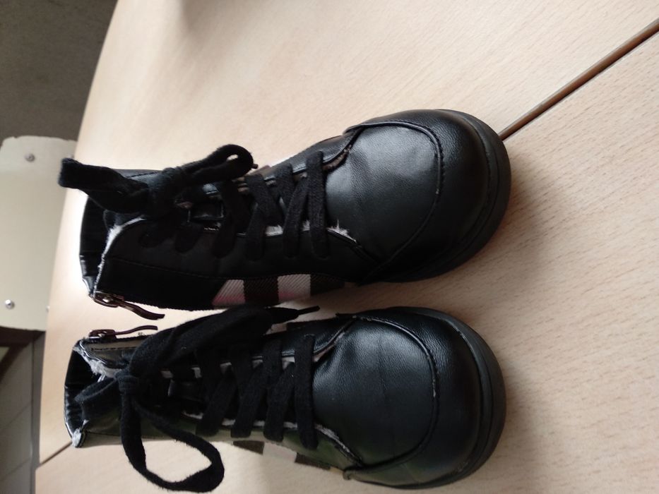 Botas criança e sapatilhas de menina