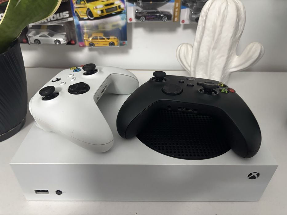 Xbox series s + 2 pady