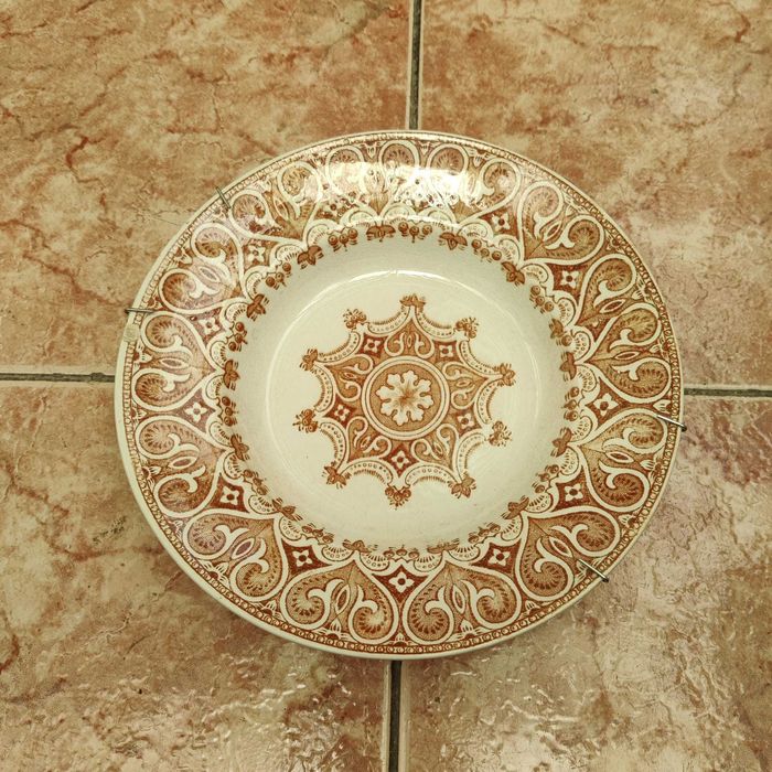 Pratos antigos da Real Fábrica de Sacavém