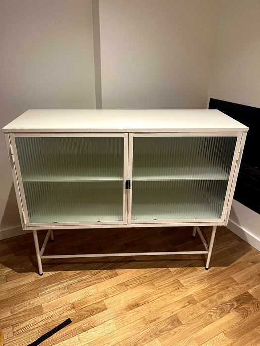 Vitrina / Aparador em metal branco e vidro esverdeado