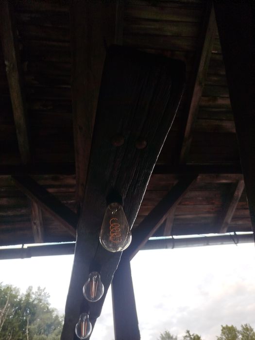 Lampa loftowa z belki opalanej – niepowtarzalny design!