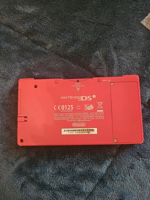 Pack Nintendo DSi Rosa + Jogo Pokémon White + Acessórios e Bolsa
