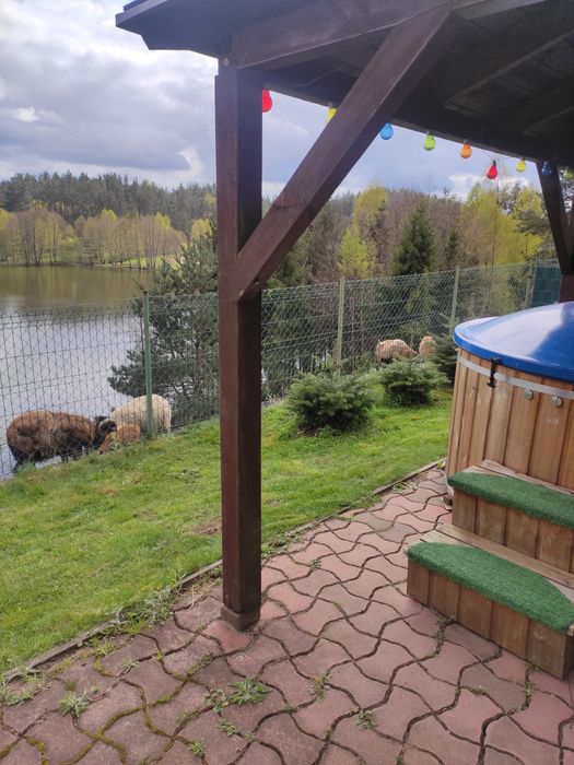 Domek z balią i widokiem na jezioro