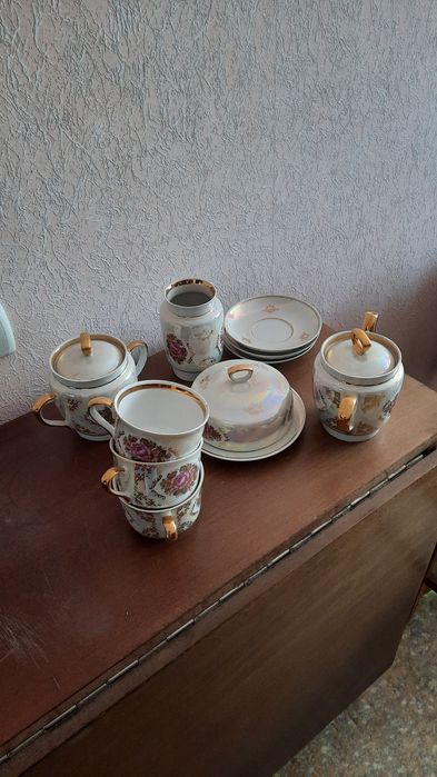 Продам: статуетки, сервізи, посуд, рюмки, бокали, тарілки,вази