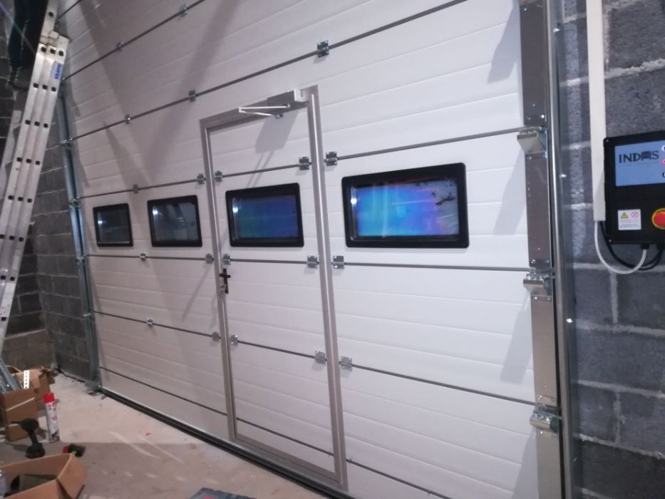 OD RĘKI Brama przemysłowa segmentowa 3,5x3,5 zabezpieczenia bez drzwi