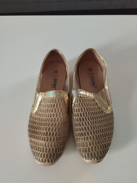 Buty damskie złote płaskie.