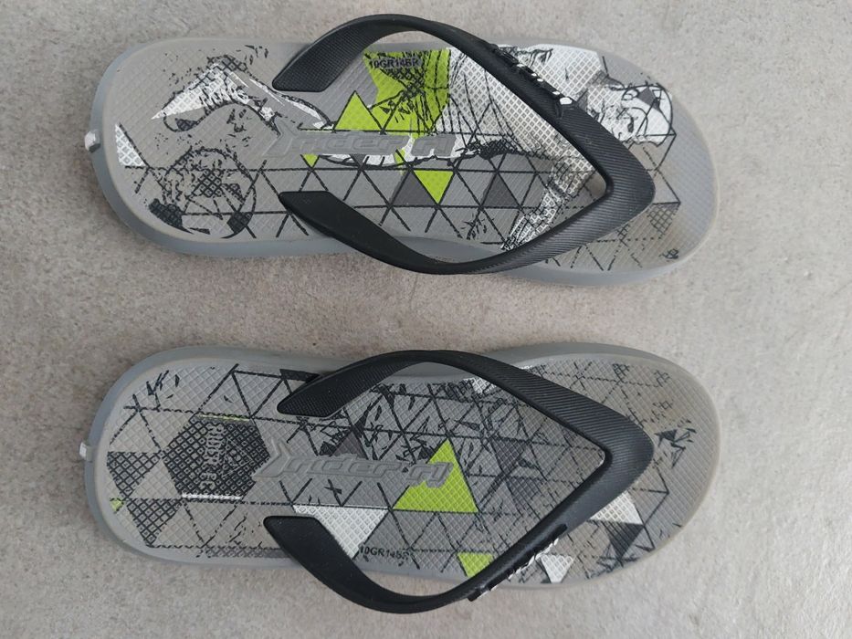 CHINELOS de dedo de criança, como novos.