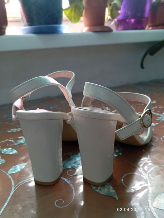 Шкіряні босоніжки