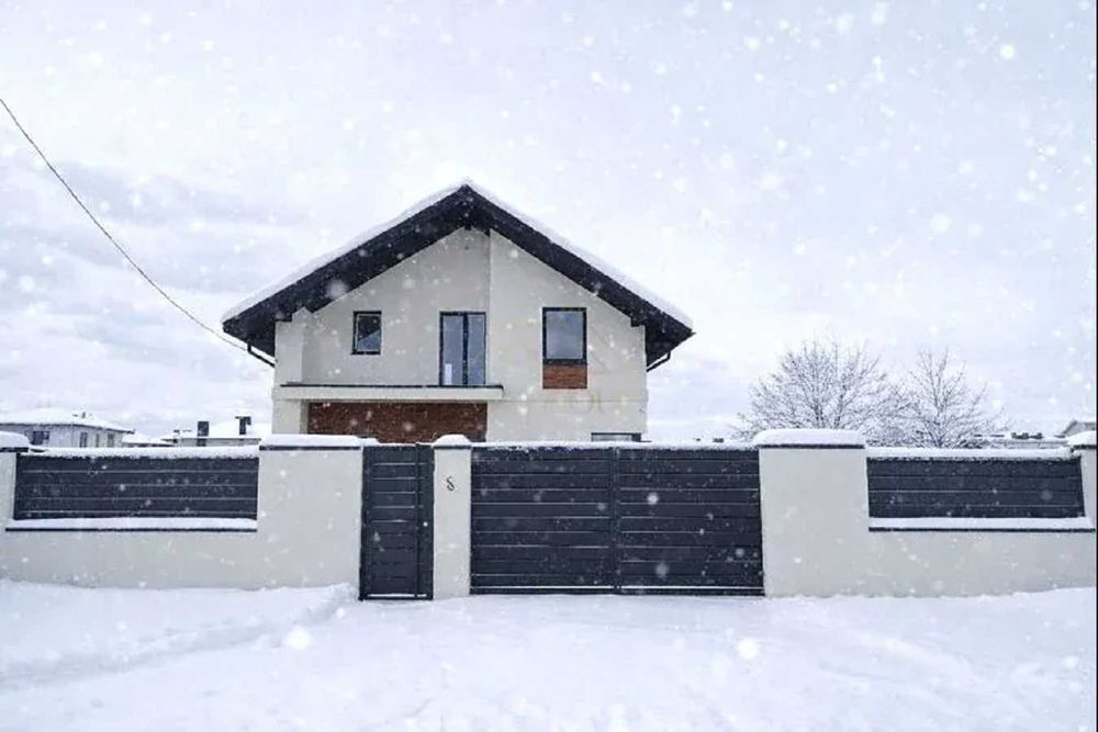 Продається особняк з прямокутною ділянкою, всі комунікації міські.