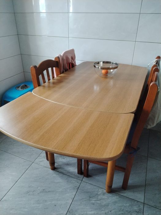 Mesa extensivel com 4 cadeiras