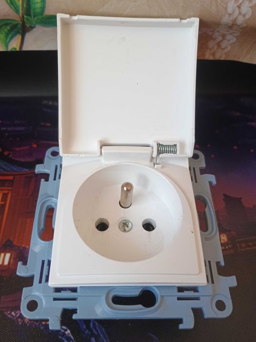 Gniazdo pojedyncze z uziemieniem i hermetyczną klapką IP44 Simon 10