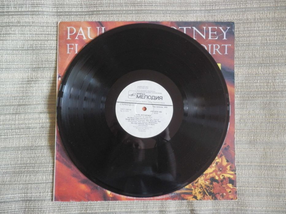 Продам виниловую пластинку Paul McCartney "Flowers in the Dirt"