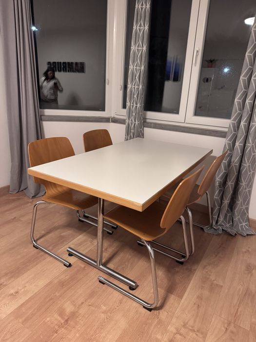 Mesa robusta com 4 cadeiras