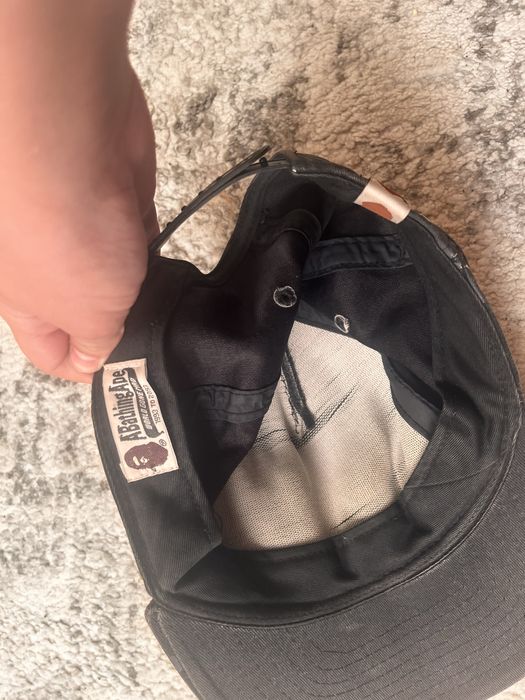 Продаєця кепка BAPE