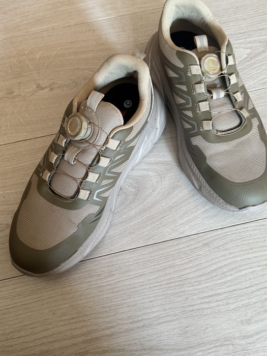 Захисні кросівки з металевим носком