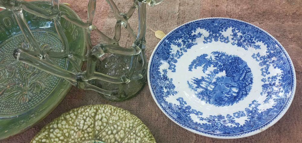 Тарелки старые Вазочка Чашки