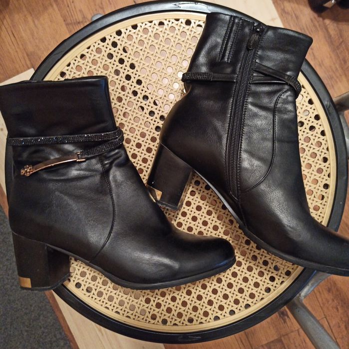 Женские полусапожки  на 37 размер..