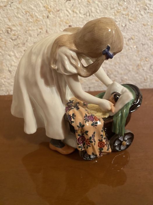 Девочка с куклой в коляске. Meissen.