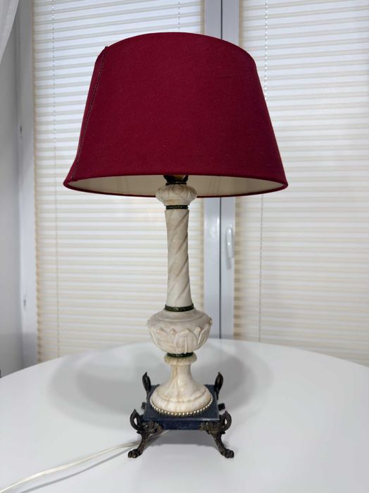 Lampa stołowa vintage z kamienną podstawą i bordowym abażurem